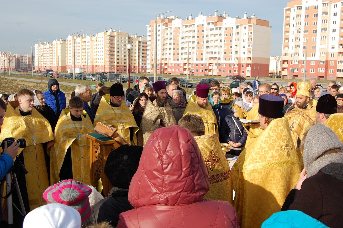 настоятель Собора Всех Белорусских Святых протоиерей Анатолий Ненартович, духовенство г.Гродно и верующие микрорайона совершили молебен